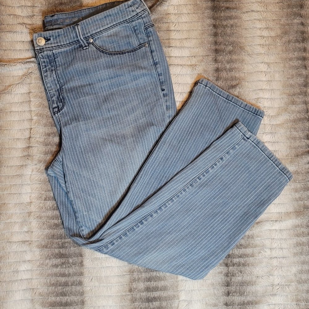 Chico's So Slimming Girl Friend Crop Denim Jeans in Size 2